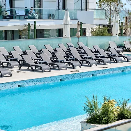 Exotic Sunrise View In Infinity Pool & Appartamento Năvodari